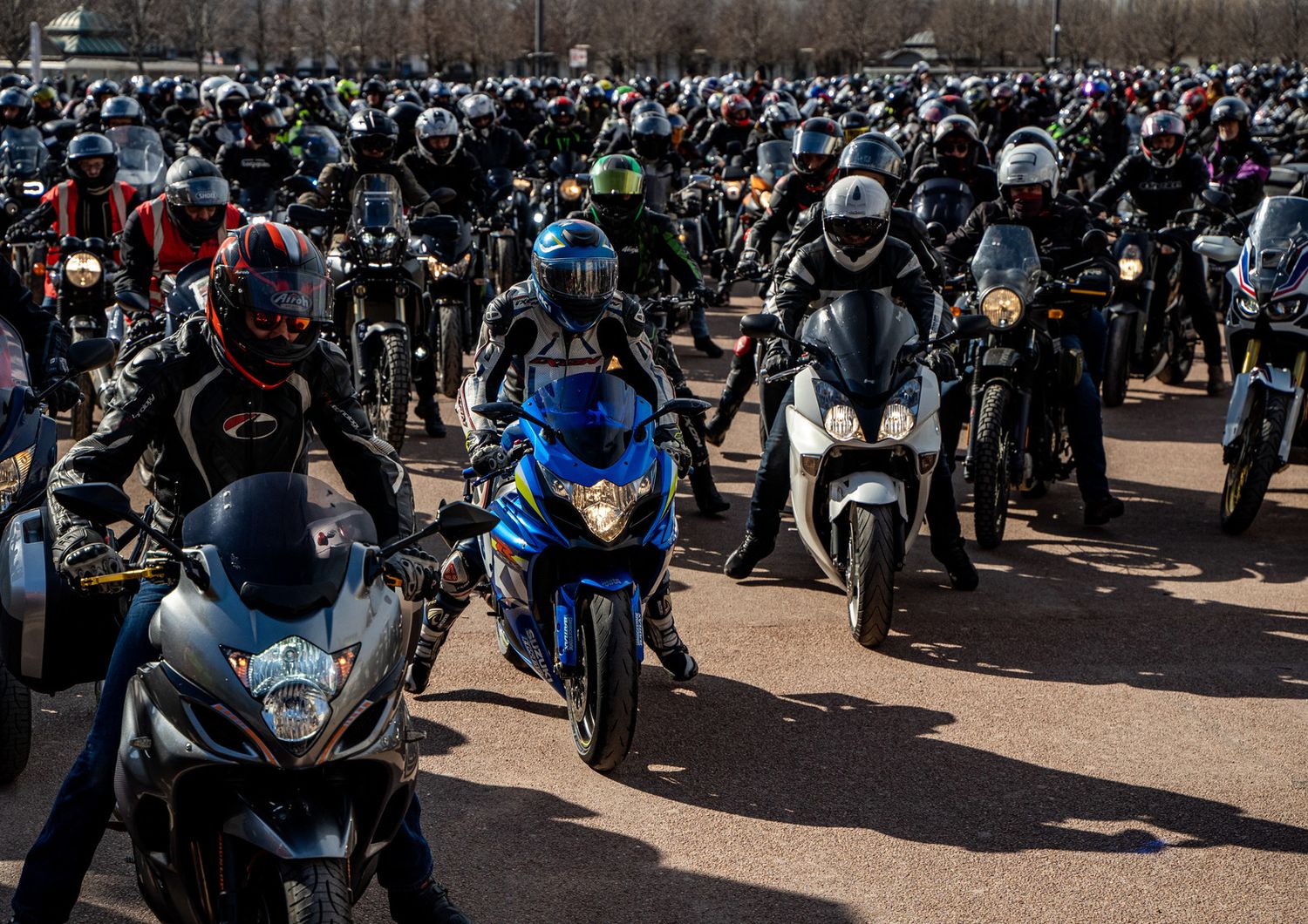 Motociclisti protestano in Francia dopo il diveito di svicolare