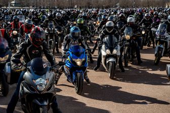 Motociclisti protestano in Francia dopo il diveito di svicolare