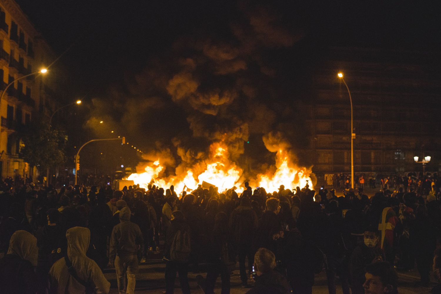 Scontri a Barcellona per la liberazione di Pablo Hasel