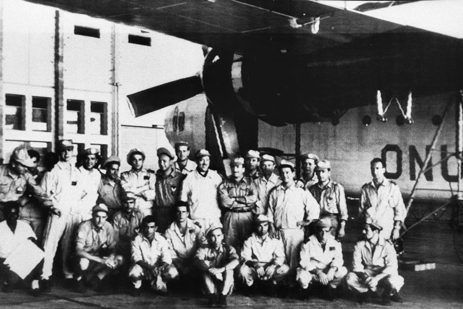 Il gruppo di aviatori italiani della 46esima Aerobrigata, dedicati al trasporto di viveri, durante la missione delle Nazioni Unite. Tredici di loro furono massacrati a Kindu