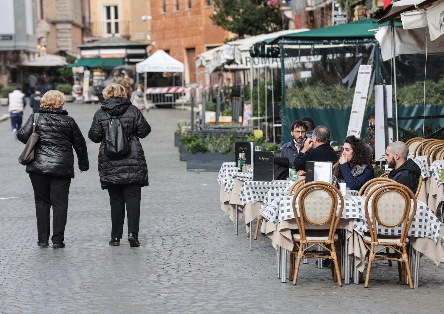 Roma: un ristorante aperto a pranzo in piazza Navona