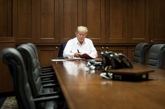 Donald Trump al lavoro (Foto dagli archivi della Casa Bianca)
