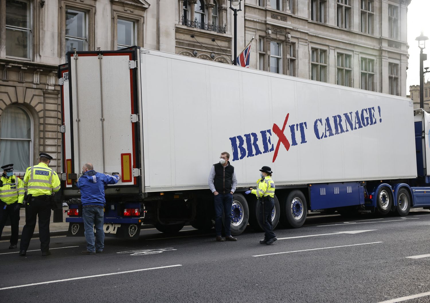&quot;La Brexit &egrave; un massacro&quot;, dice la scritta di protesta su un camion fermato dalla polizia a Londra