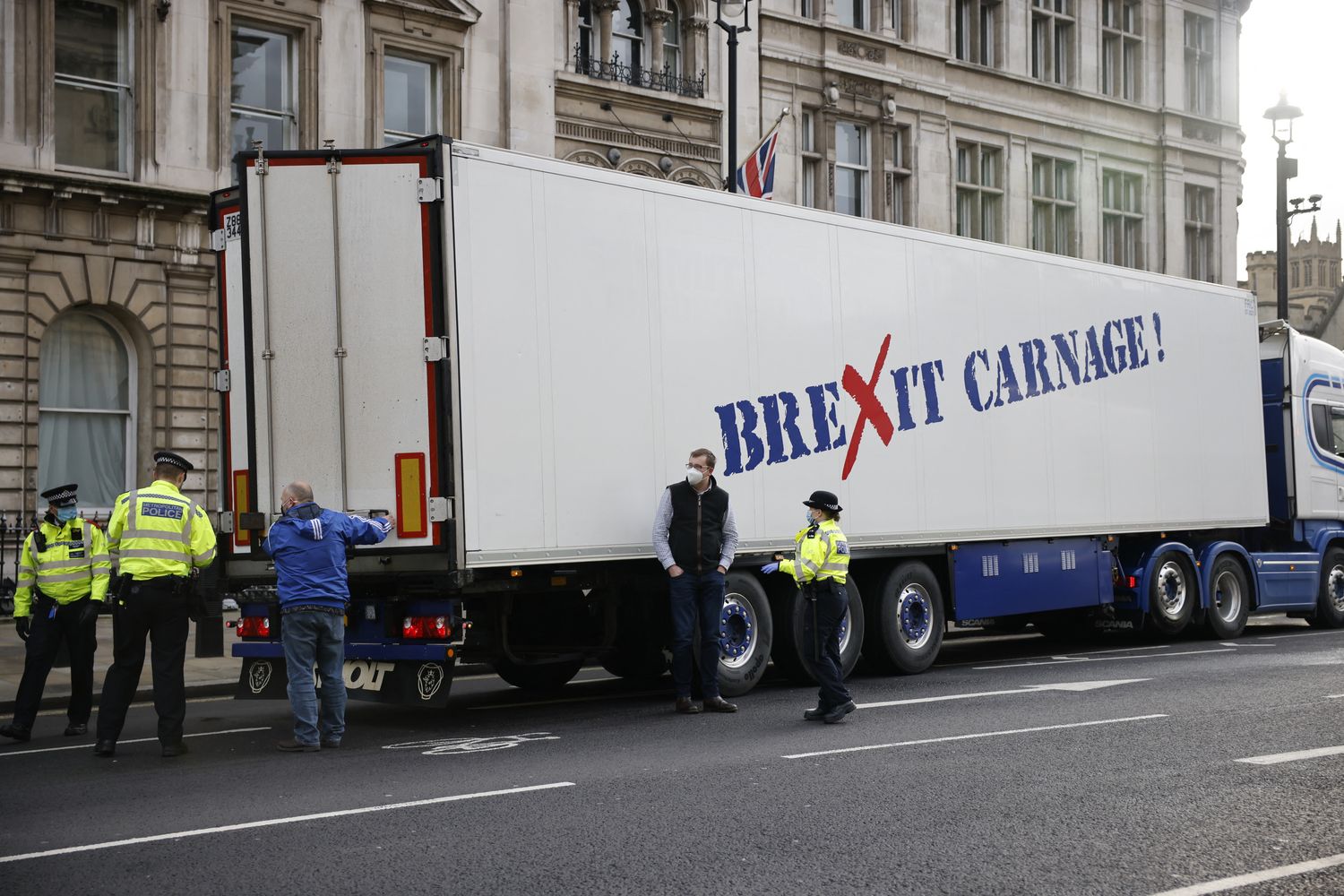 &quot;La Brexit &egrave; un massacro&quot;, dice la scritta di protesta su un camion fermato dalla polizia a Londra