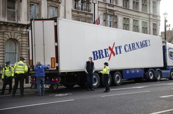 &quot;La Brexit &egrave; un massacro&quot;, dice la scritta di protesta su un camion fermato dalla polizia a Londra