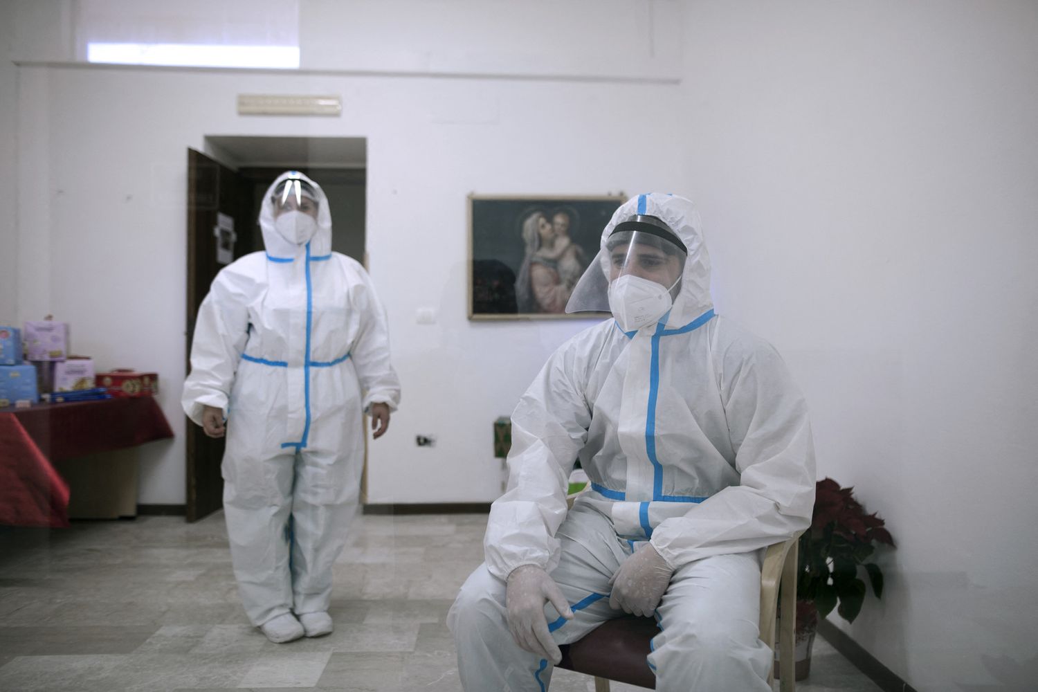 Sanitari all'interno di una Rsa nell'Aquilano