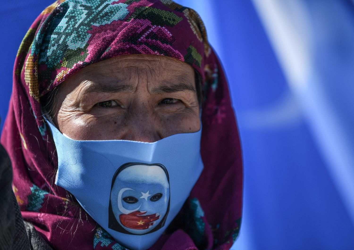 Sostenitrice degli Iuguri con mascherina personalizzata contro la Cina