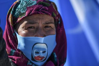 Sostenitrice degli uiguri con mascherina personalizzata contro la Cina
