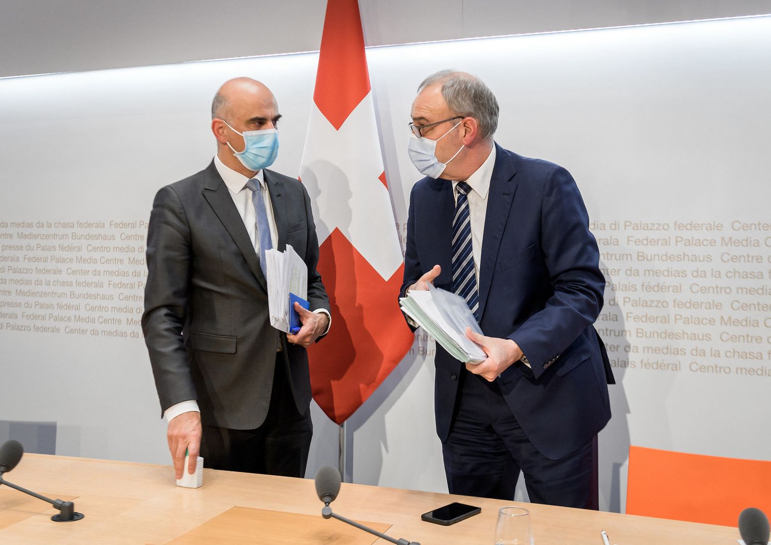 Il presidente svizzero, Guy Parmelin, con il ministro della sanit&agrave;, Alain Berset