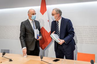 Il presidente svizzero, Guy Parmelin, con il ministro della sanit&agrave;, Alain Berset