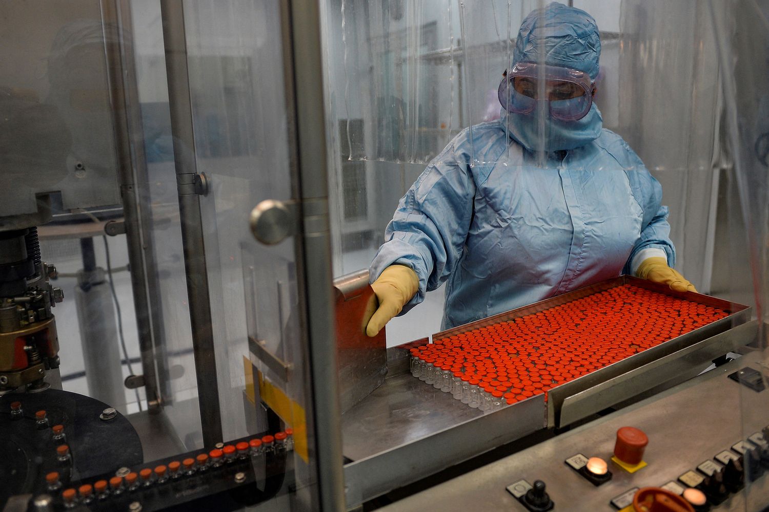 Cuba: tecnici al lavoro nello stabilimento di produzione del vaccino Soberana