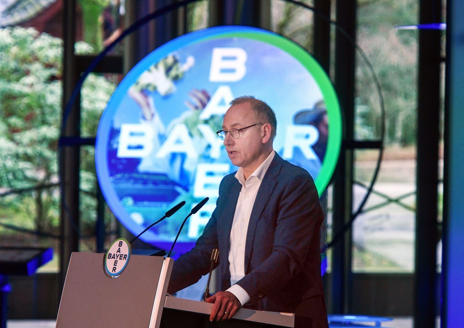 Il ceo di Bayer, Werner Baumann, in conferenza stampa sui risultati finanziari&nbsp;