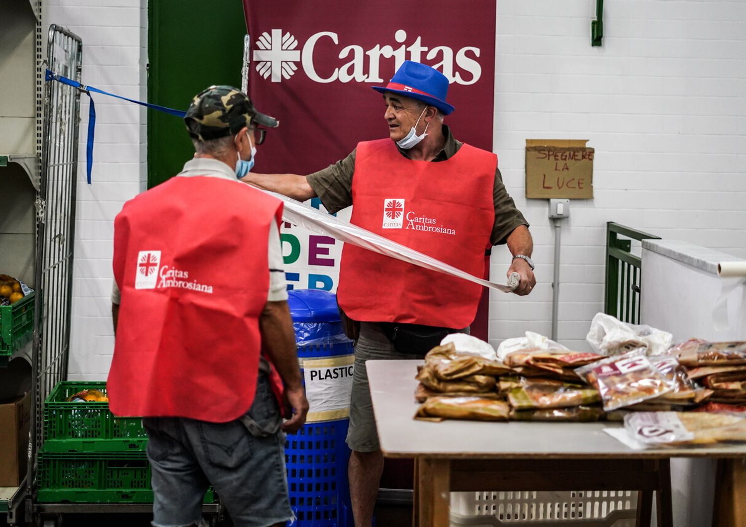 Milano: l'Emporio della solidariet&agrave; della Caritas ambrosiana nel quartiere Barona