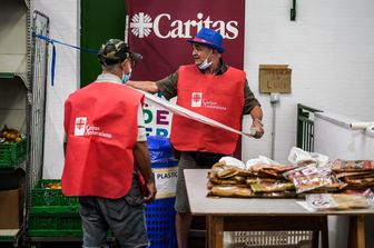 Milano: l'Emporio della solidariet&agrave; della Caritas ambrosiana nel quartiere Barona