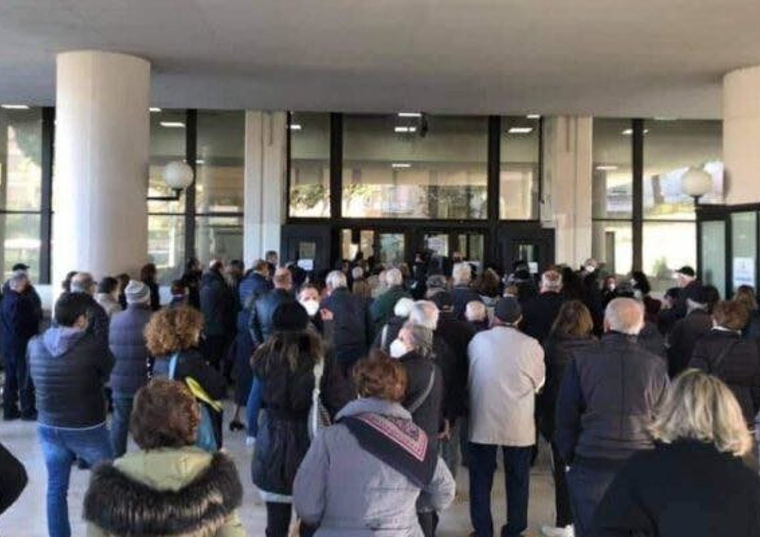 Persone per il vaccino a Reggio Calabria