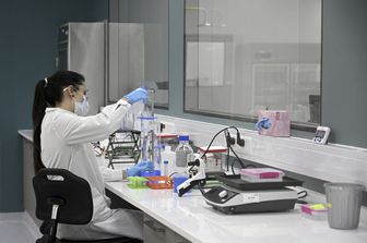 Laboratorio di analisi degli anticorpi monoclonali contro il Covid