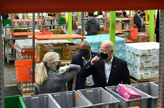 Joe Biden visita la banca del cibo a Houston