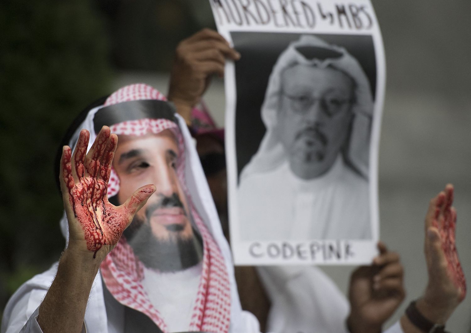 &nbsp;Un manifestante vestito come il principe saudita MbS all'ambasciata saudita a Washington chiede giustizia per l'omicidio del giornalista Jamal Khashoggi