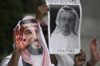&nbsp;Un manifestante vestito come il principe saudita MbS all'ambasciata saudita a Washington chiede giustizia per l'omicidio del giornalista Jamal Khashoggi