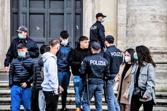 Polizia interviene&nbsp; a Roma per sciogliere un assembramento di giovani