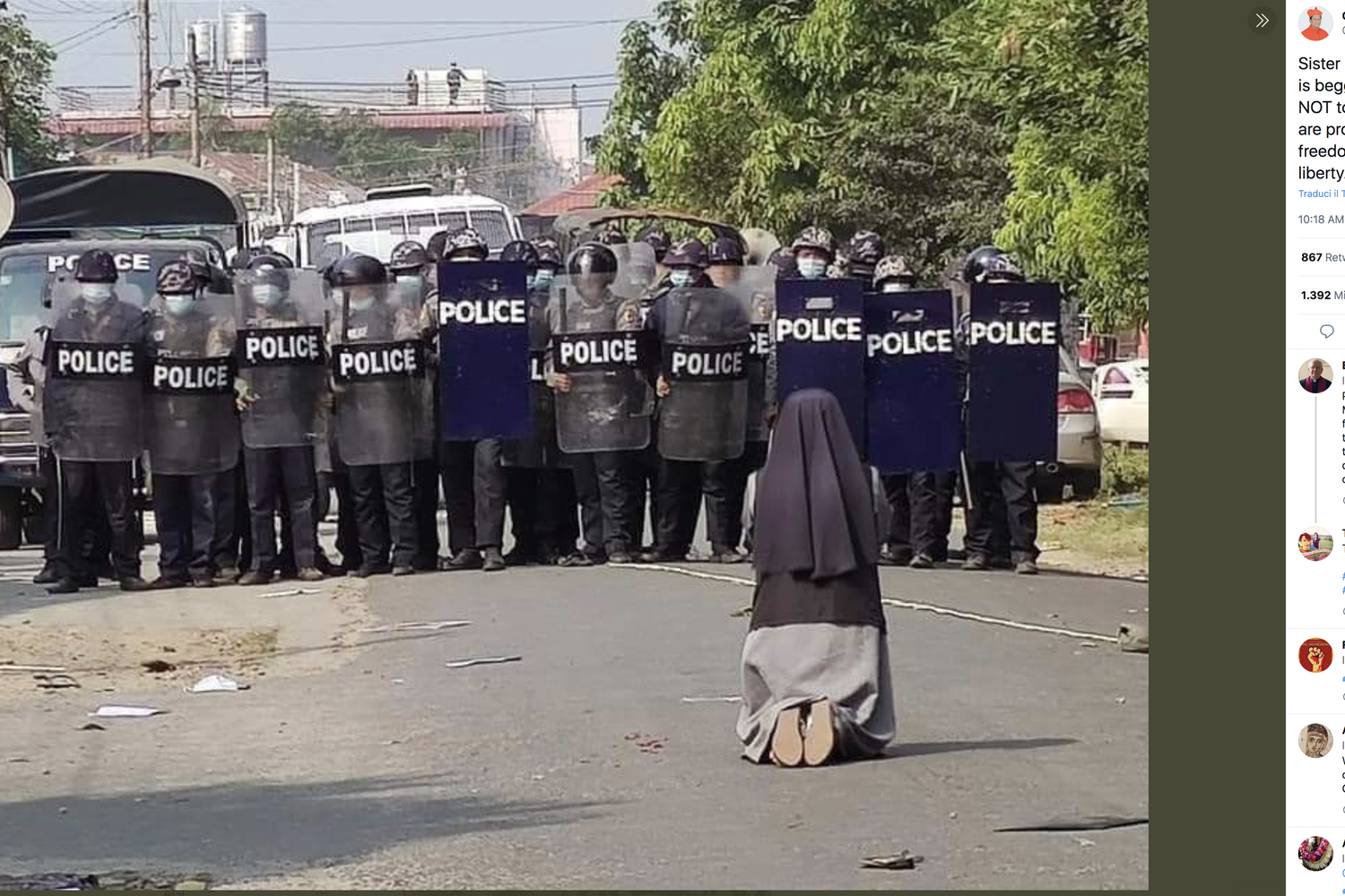 Il post pubblicato su Twitter dal cardinale Bo che mostra la suora&nbsp;Nu Thawng inginocchiata davanti alle forze di polizia