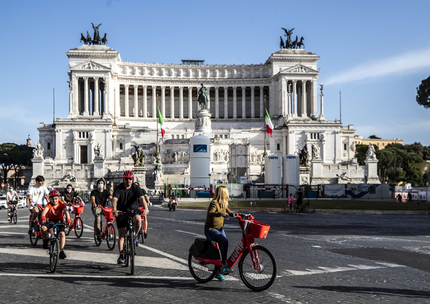 ciclisti nel centro storico di Roma