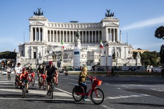 ciclisti nel centro storico di Roma