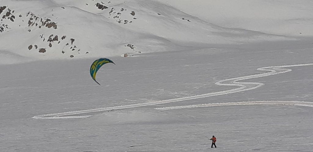 Uno snow kiter in Svizzera