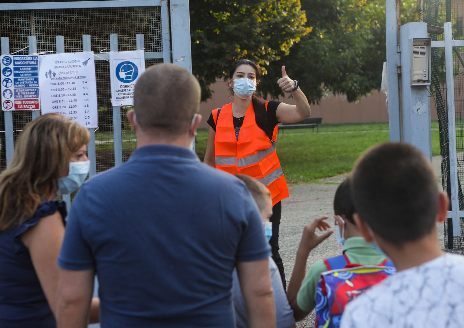 riapertura di una scuola a Milano