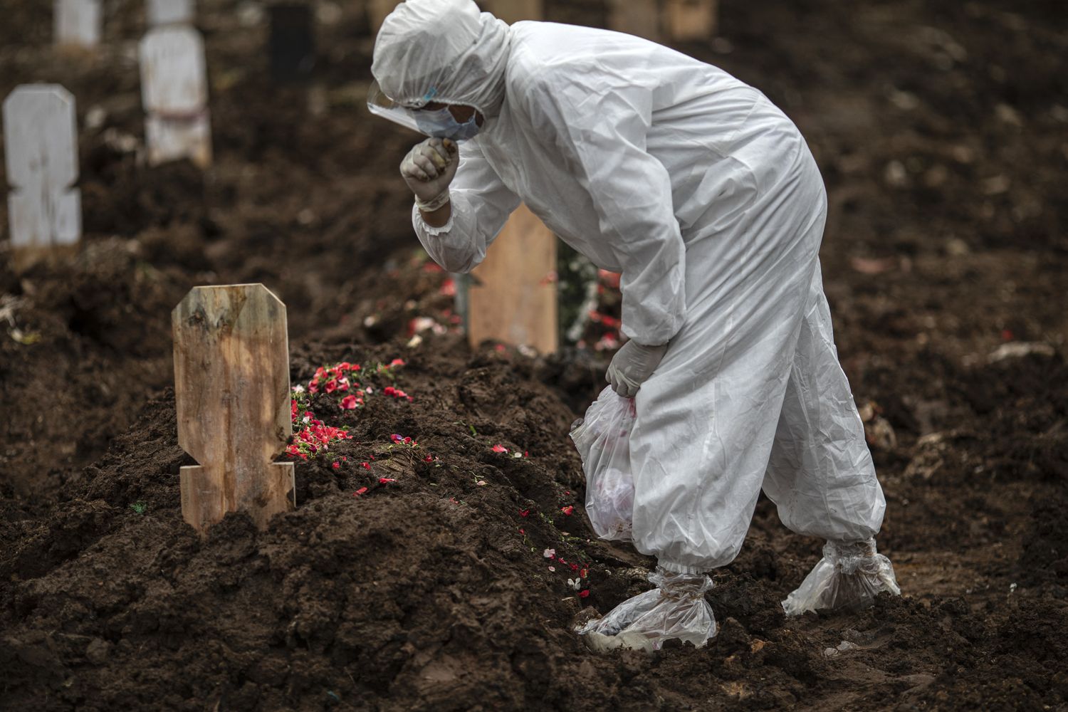 Sepolture al tempo del Covid-19. Ora saranno possibili anche in Sri Lanka