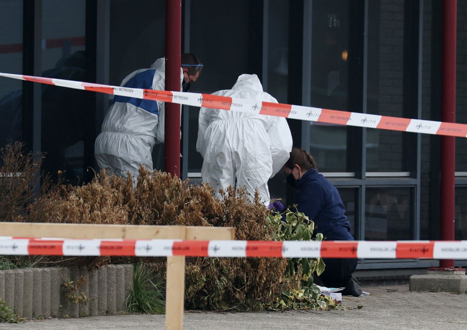 Olanda: rilievi degli investigatori al centro Covid di Bovenkarspel colpito da un ordigno esplosivo