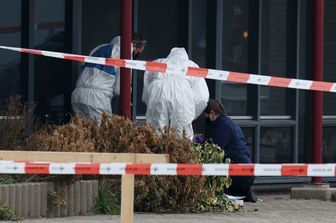 Olanda: rilievi degli investigatori al centro Covid di Bovenkarspel colpito da un ordigno esplosivo