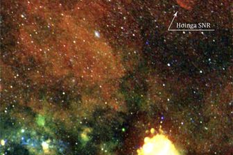 Ritaglio dalla prima mappa a tutto cielo di SRG/eROSITA. Il resto di supernova Hoinga &egrave; indicato dalla freccia. &nbsp;