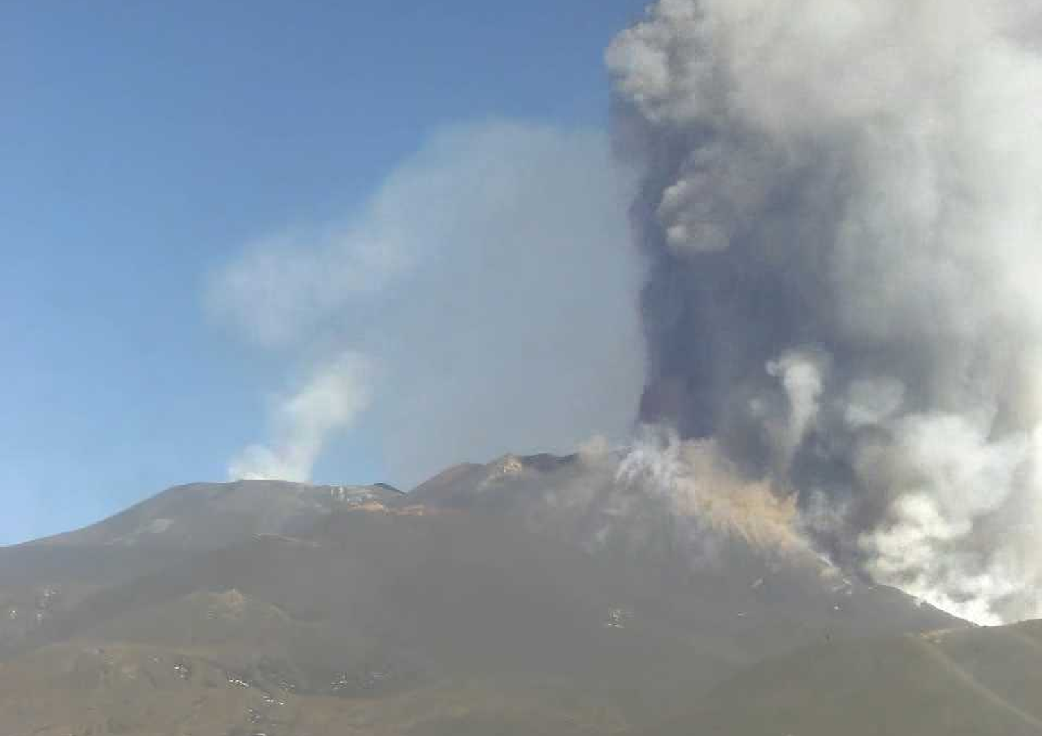 L'Etna in costante attivit&agrave;