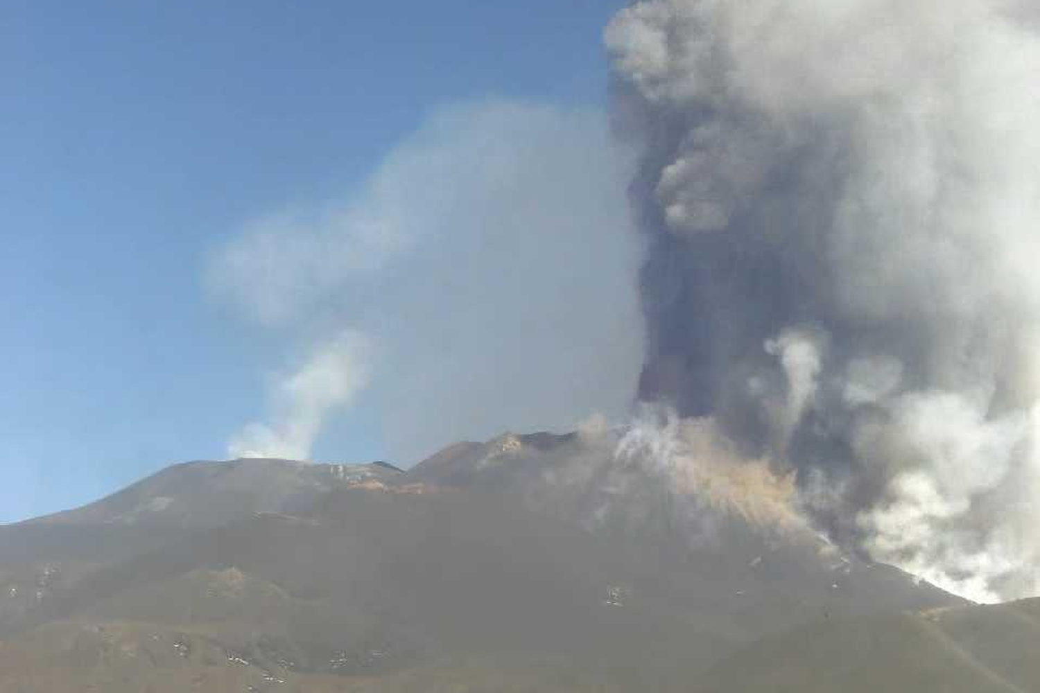L'Etna in costante attivit&agrave;