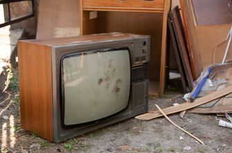 Una televisione nella spazzatura