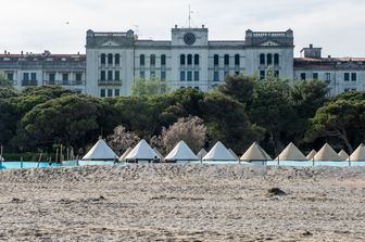 Venezia: l'hotel Des Bains visto dal Lido
