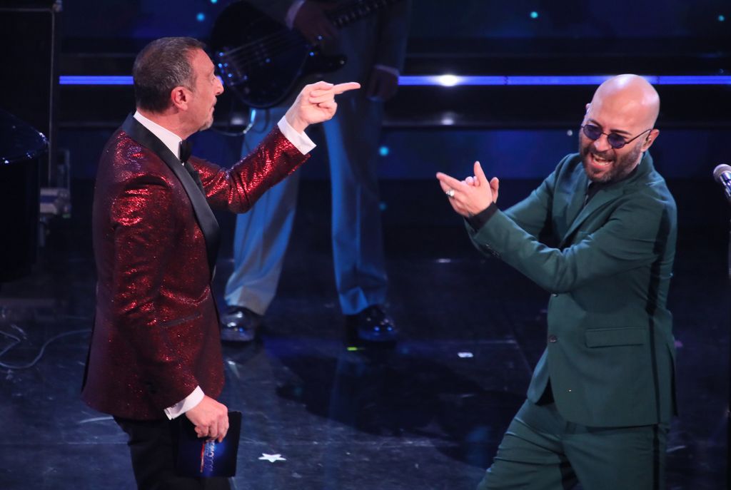 Sanremo, terza serata: il frontman dei Negramaro sul palco con Amadeus