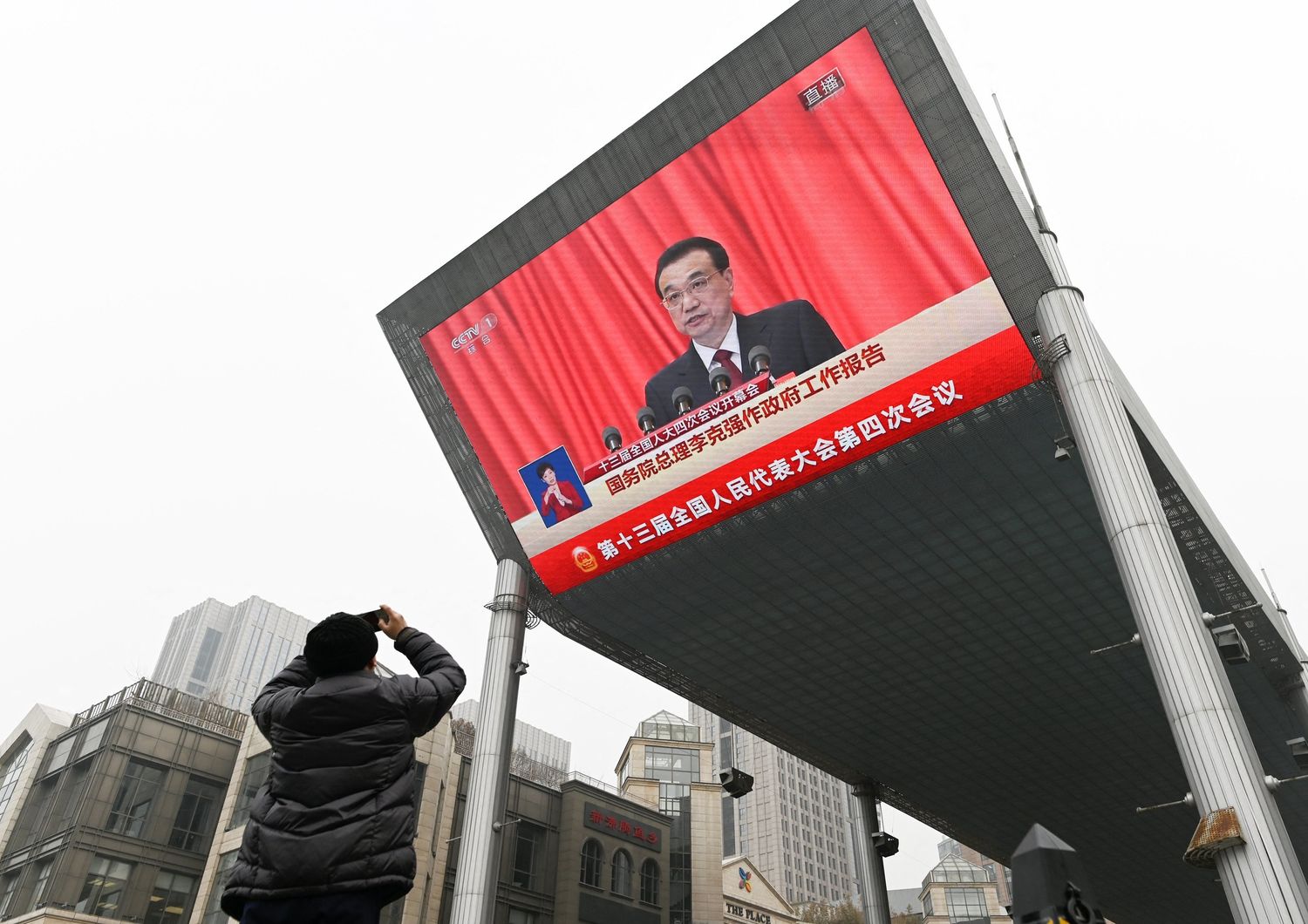 &nbsp;Il premier cinese Li Keqiang interviene alla sessione del Congresso nazionale del popolo ripreso su un mega schermo a Pechino