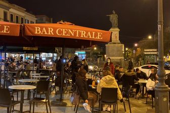 Tavolini all'aperto a Cagliari in piazza Yenne
