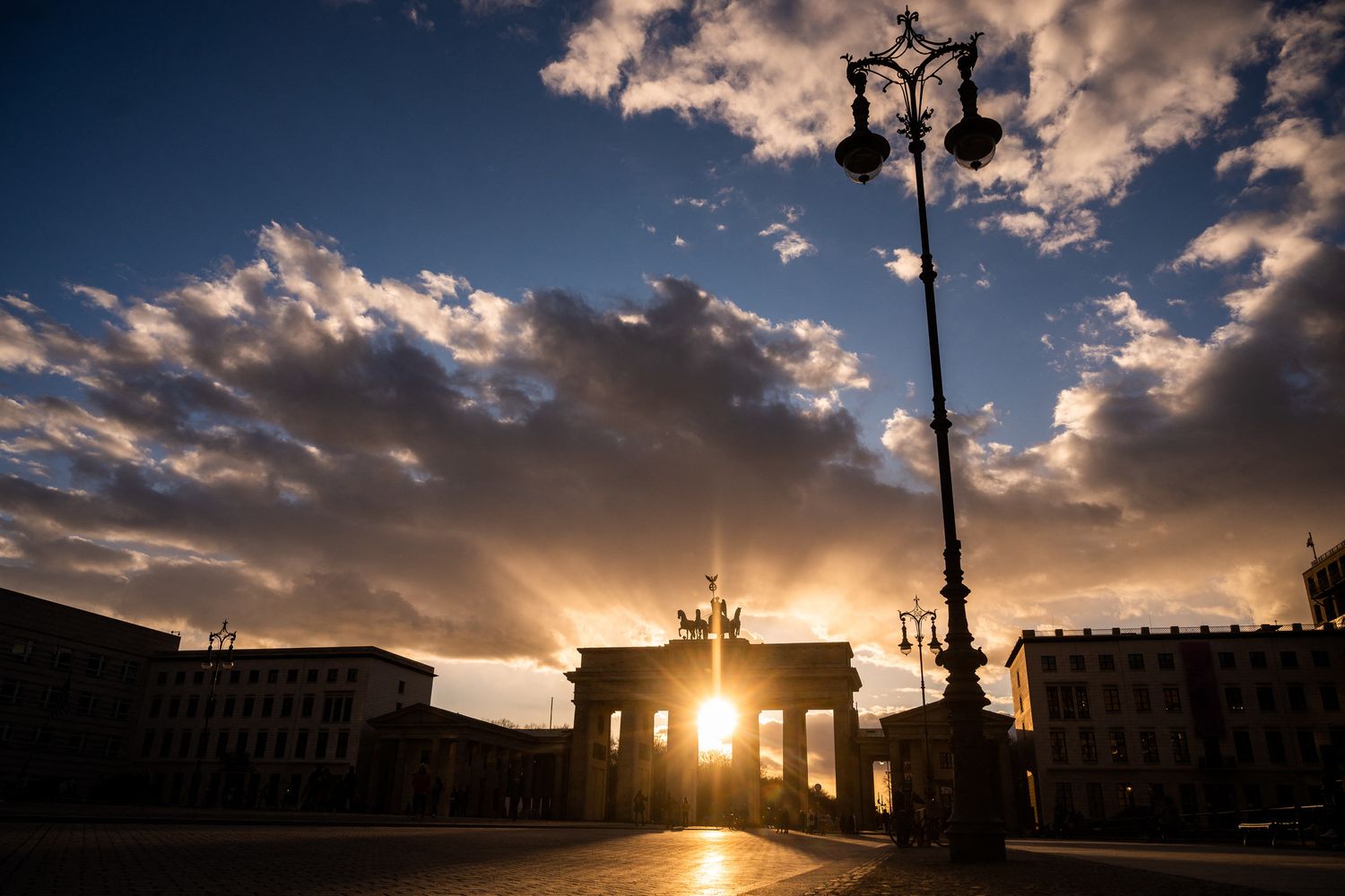 &nbsp;Tramonto dietro la Porta di Brandeburgo a Berlino