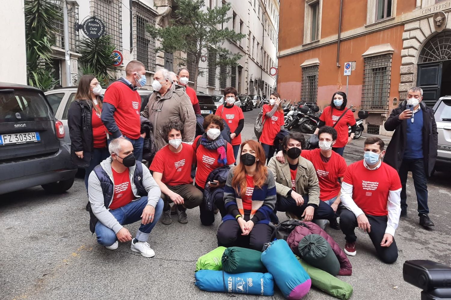 Le Sardine con i sacchi a pelo davanti alla sede del Pd