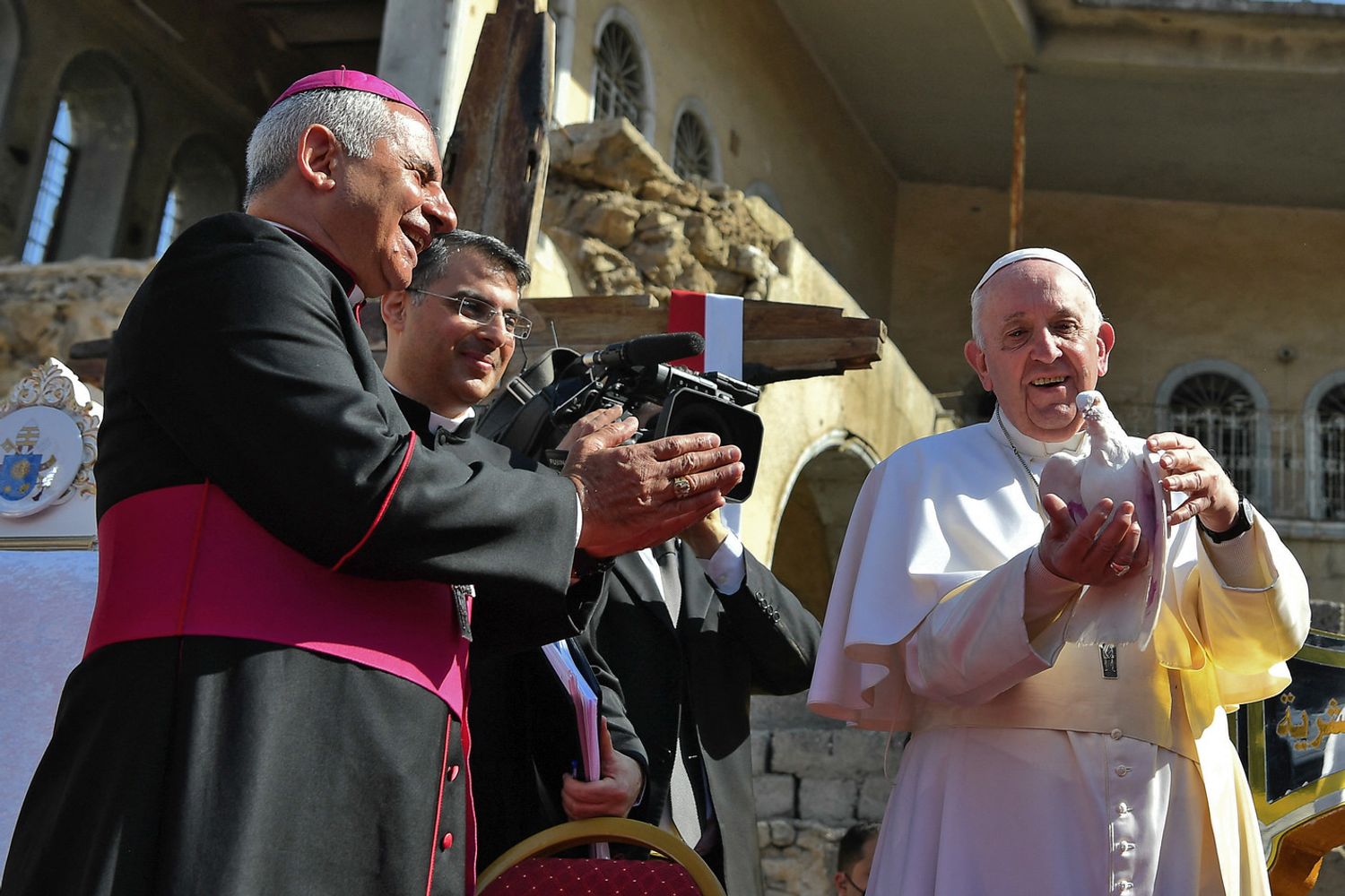 Papa Francesco a Mosul durante la celebrazione per le vittime della guerra in Iraq