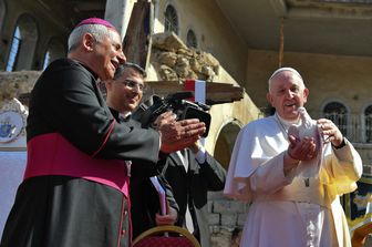 Papa Francesco a Mosul durante la celebrazione per le vittime della guerra in Iraq