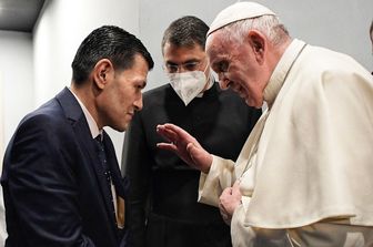 papa Francesco con il padre di Alan Kurdi a Erbil, durante la visita del Pontefice in Iraq