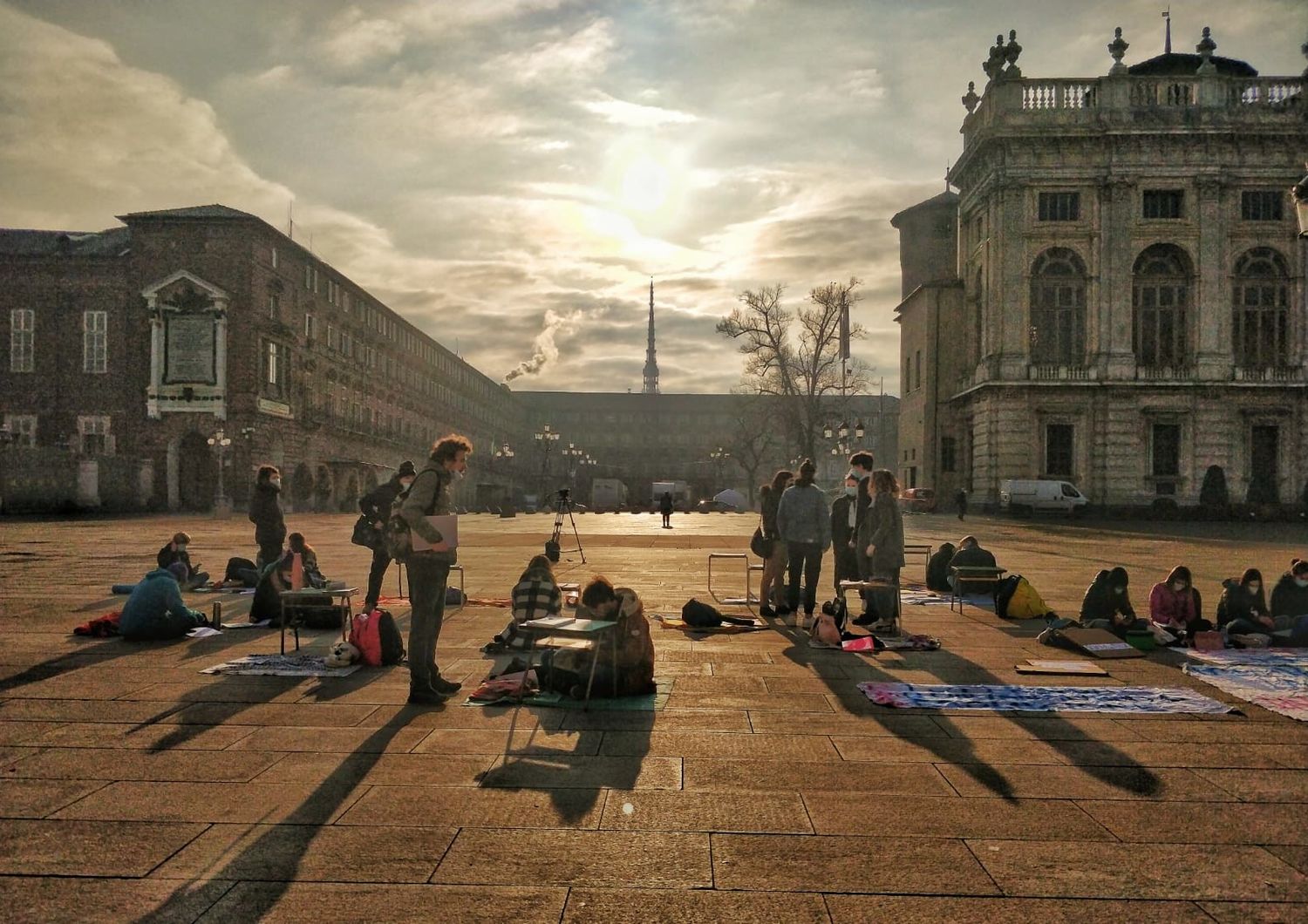 Studenti a lezione in Piazza Castello a Torino