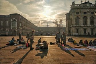 Studenti a lezione in Piazza Castello a Torino