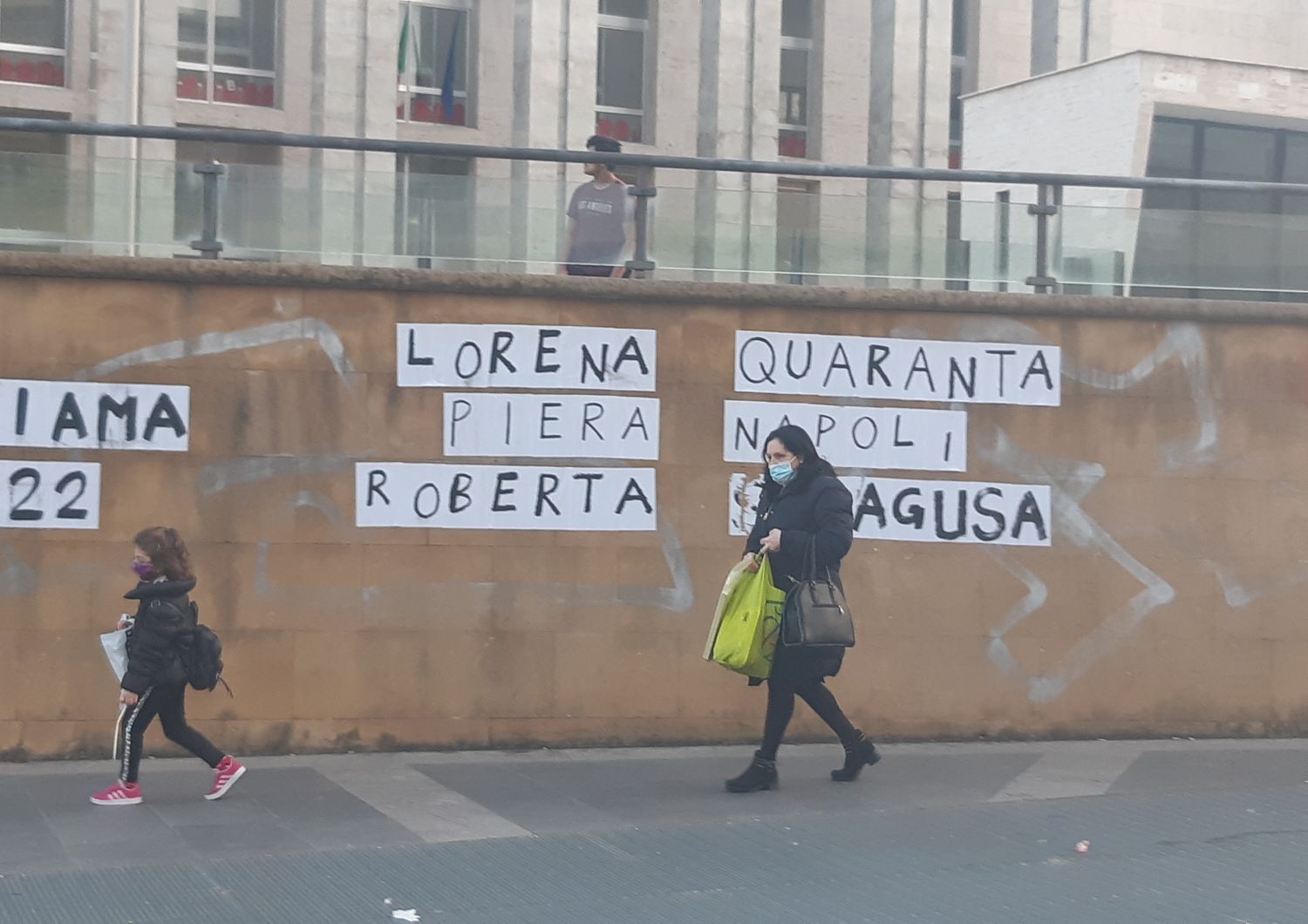 &nbsp;I nomi di tre vittime di femminicidio davanti al Palazzo di giustizia di Palermo