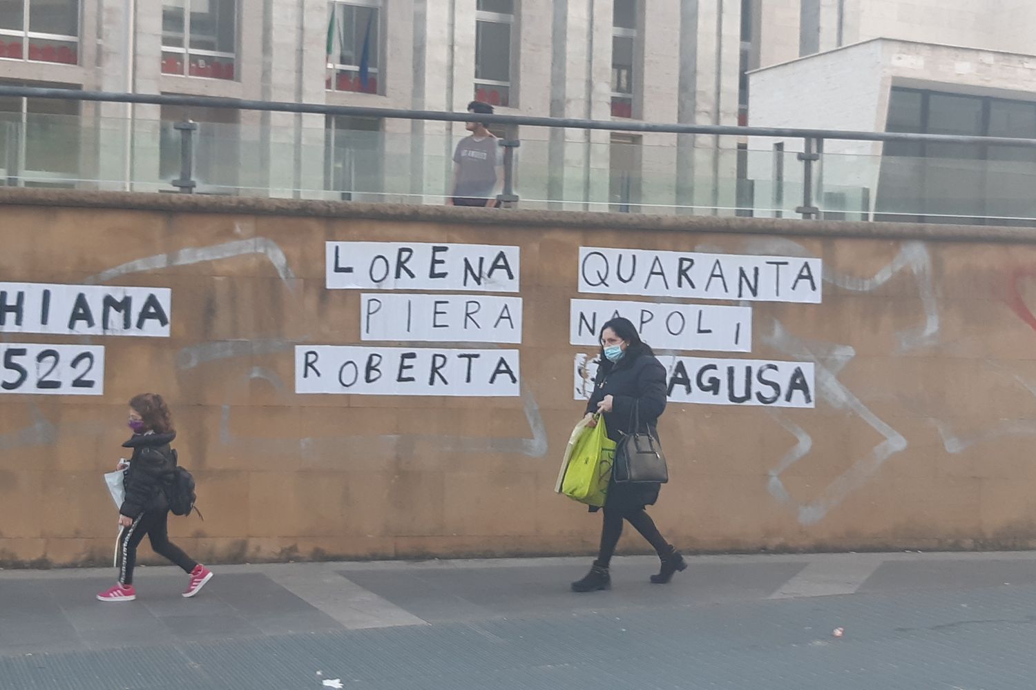 &nbsp;I nomi di tre vittime di femminicidio davanti al Palazzo di giustizia di Palermo