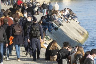 Controlli della Polizia sulle rive della Senna a rischio assembramento durante Covid